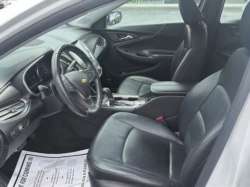 Used 2018 Chevrolet Malibu LT w/ Leather Package FWD image 9
