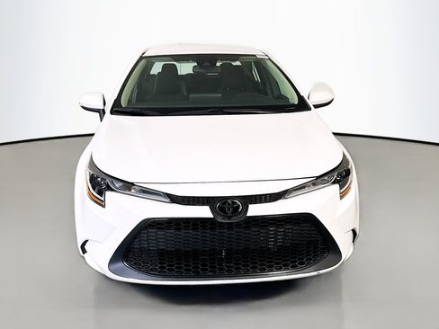 Used 2022 Toyota Corolla LE FWD image 2