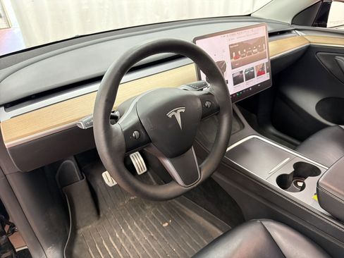 Used 2023 Tesla Model Y Performance image 4