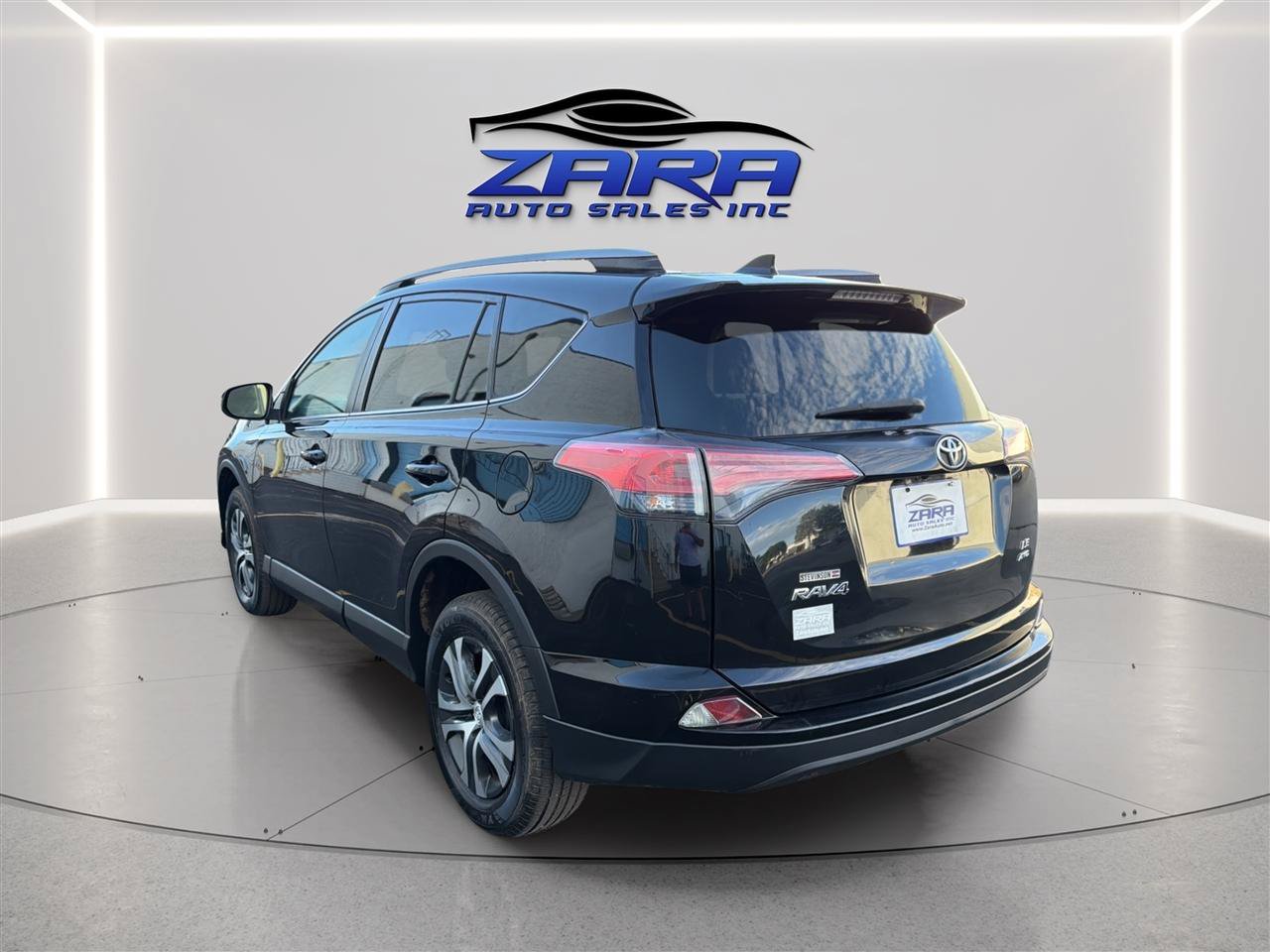 Used 2018 Toyota RAV4 LE w/ All Weather Liner Package AWD/4WD image 5