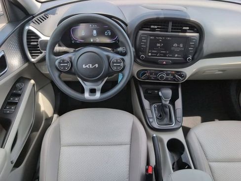 Used 2025 Kia Soul LX w/ LX Technology Package FWD image 27