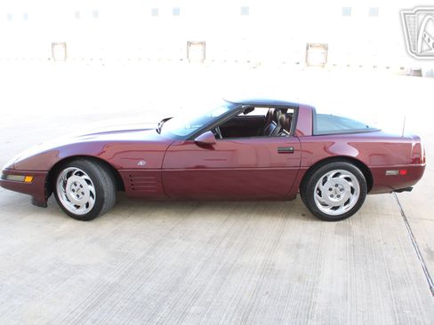 Used 1993 Chevrolet Corvette Coupe RWD image 3