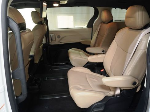 Used 2021 Toyota Sienna Limited image 18