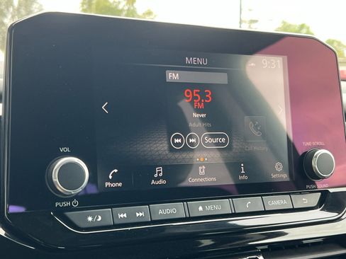 Used 2025 Nissan Pathfinder SV image 18