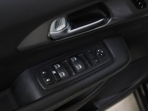 Used 2025 Chrysler Pacifica Select FWD image 23