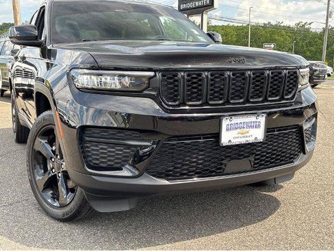 Used 2024 Jeep Grand Cherokee Altitude AWD/4WD image 3