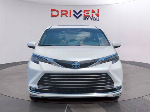 Used 2024 Toyota Sienna XLE FWD image 8