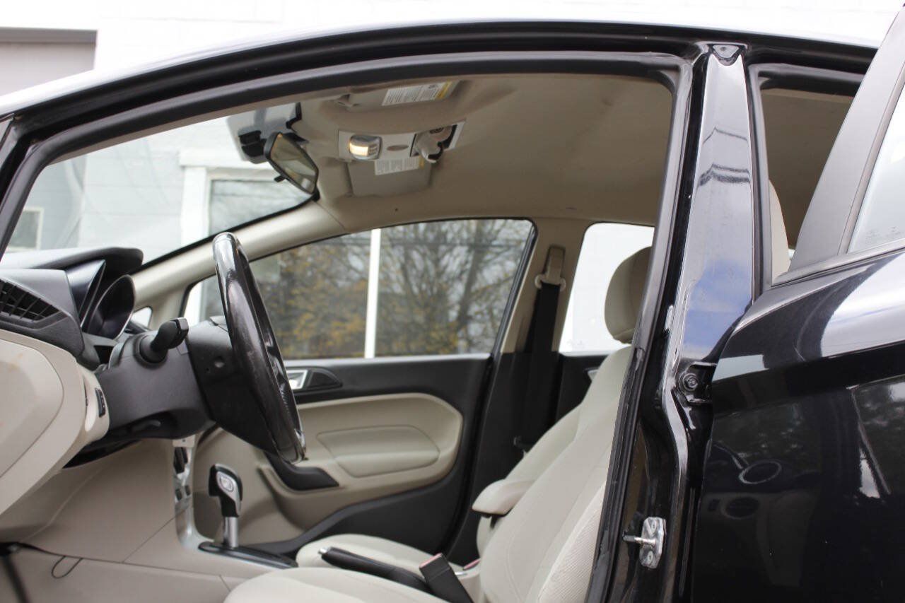 Used 2015 Ford Fiesta SE FWD image 40
