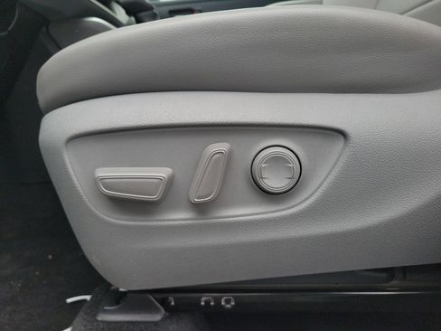 Used 2024 Toyota Highlander XLE AWD/4WD image 19