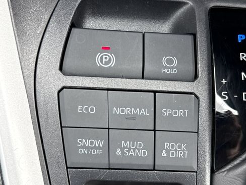 Used 2025 Toyota RAV4 XLE AWD/4WD image 22