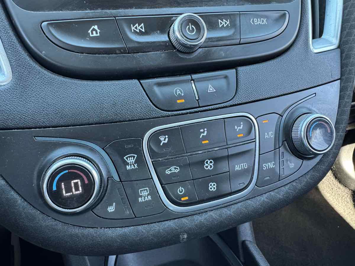 Used 2020 Chevrolet Malibu LT FWD image 27