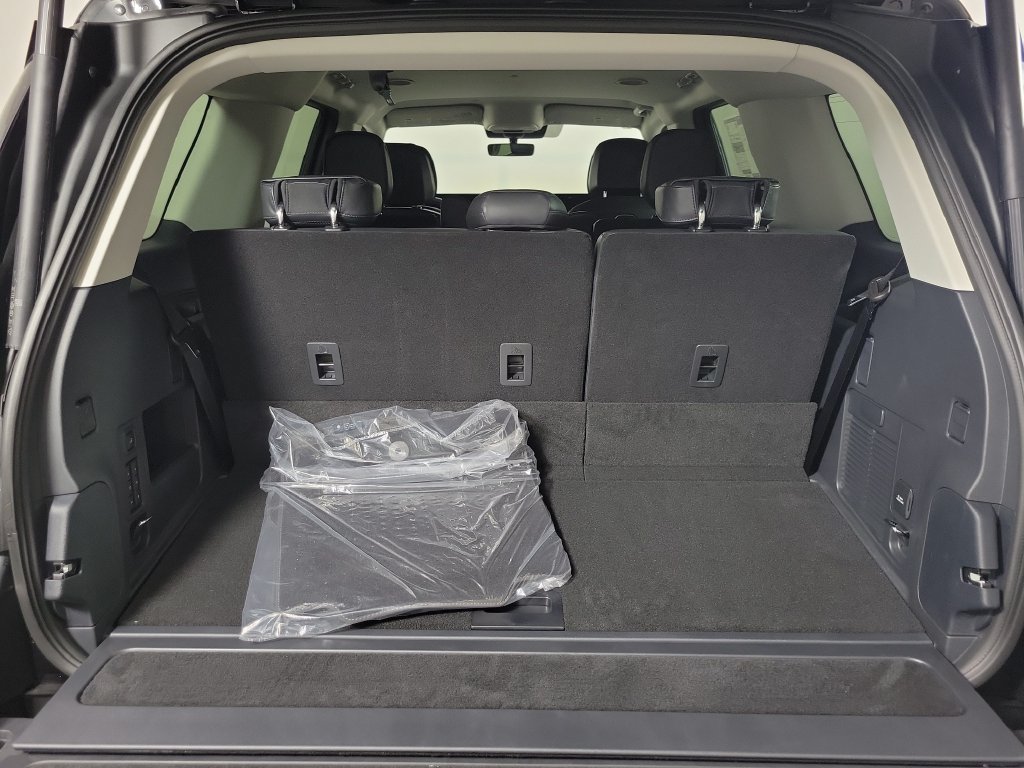 New 2027 Lincoln Navigator Premiere RWD image 9