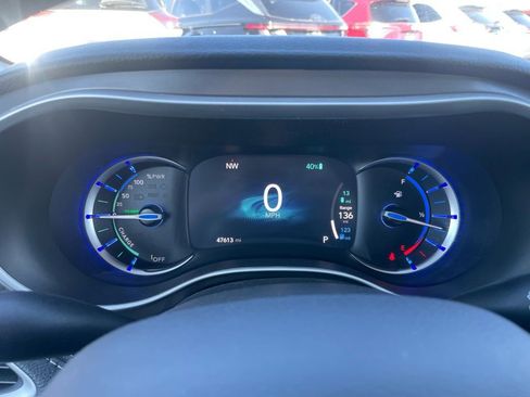 Used 2024 Chrysler Pacifica Select image 10