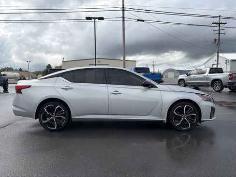 Used 2023 Nissan Altima 2.5 SR w/ SR Premium Package AWD/4WD image 2