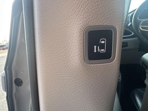 Used 2020 Chrysler Pacifica Touring-L image 31