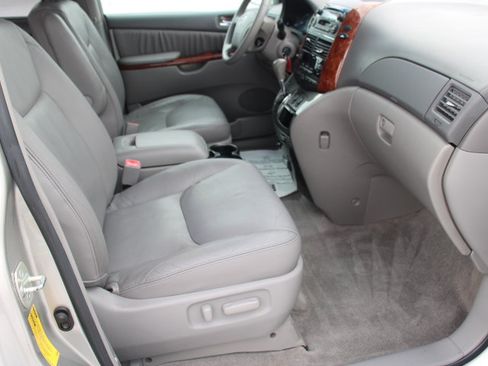 Used 2005 Toyota Sienna XLE FWD image 17