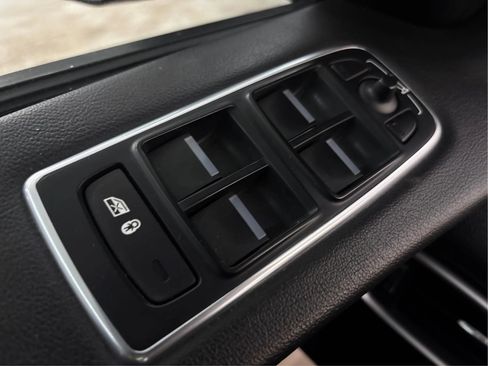 Used 2018 Jaguar F-PACE Premium image 42