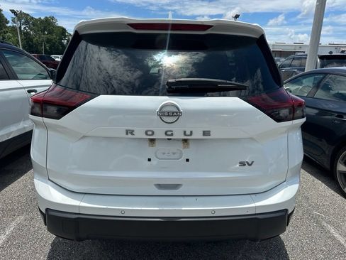 Used 2024 Nissan Rogue SV FWD image 3