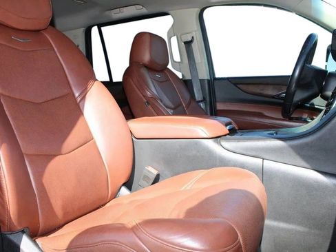 Used 2018 Cadillac Escalade Premium Luxury image 19