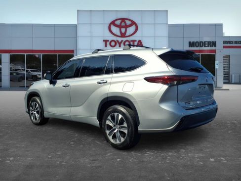 Used 2022 Toyota Highlander XLE FWD image 3