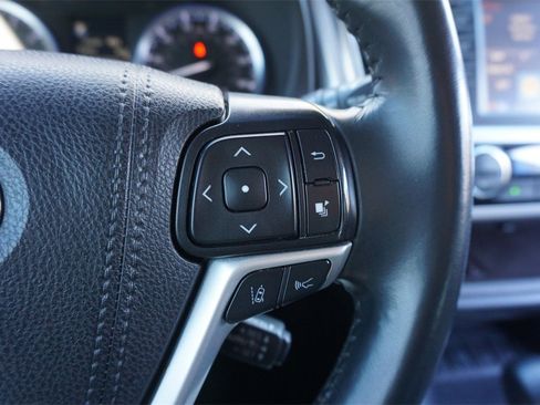 Used 2019 Toyota Highlander SE image 9
