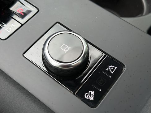 Used 2023 Land Rover Discovery Metropolitan Edition AWD/4WD image 71