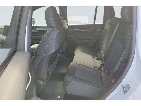Used 2025 Jeep Grand Cherokee Laredo X AWD/4WD image 12