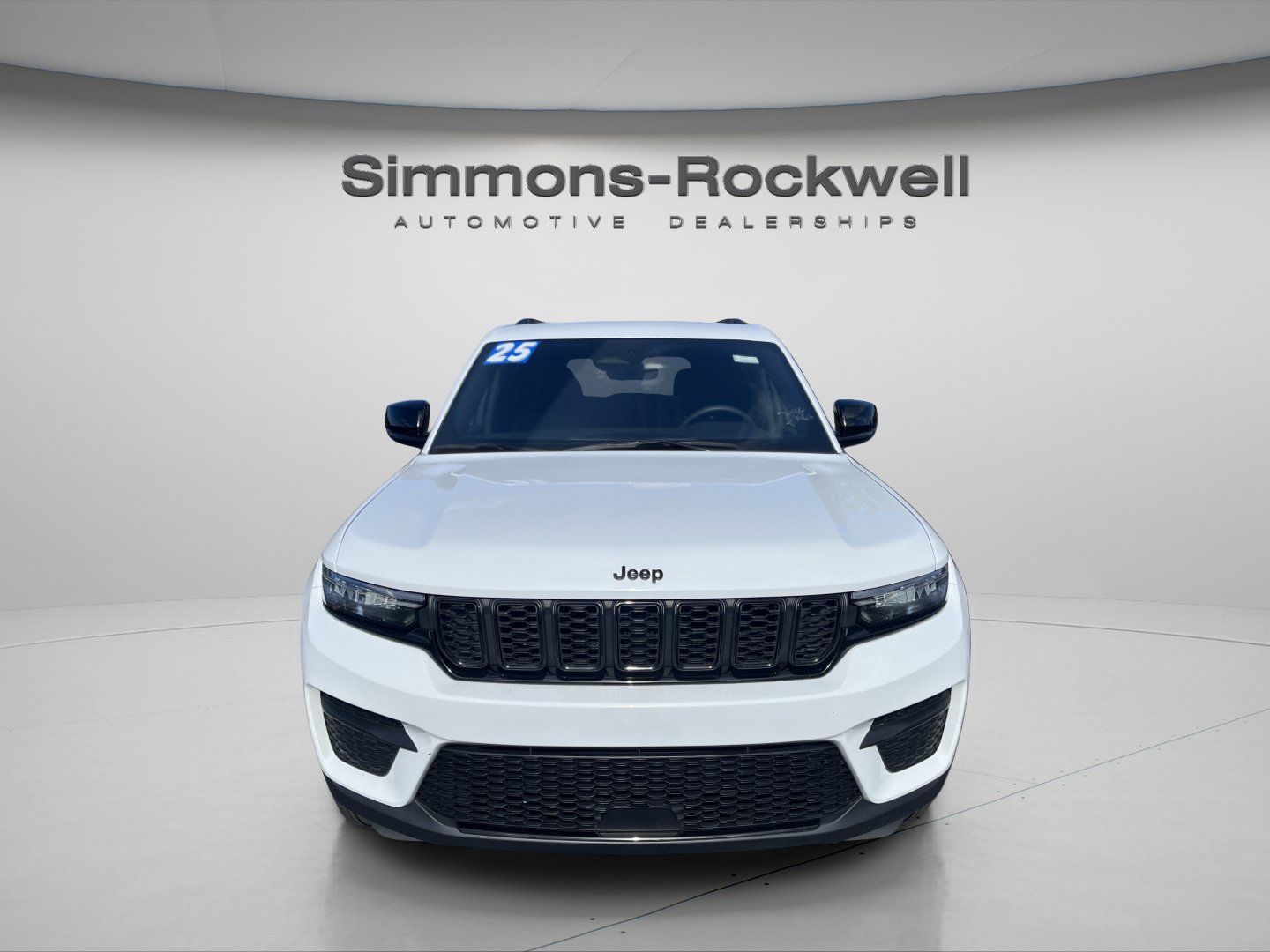Used 2025 Jeep Grand Cherokee Altitude AWD/4WD image 8