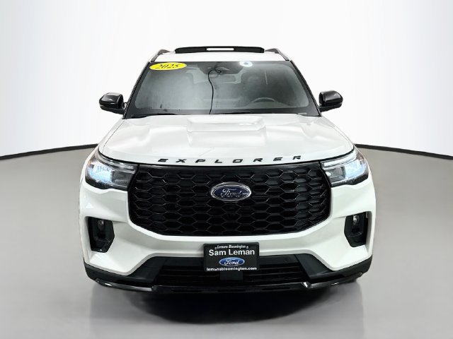 Used 2025 Ford Explorer ST-Line AWD/4WD image 2