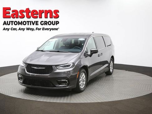 Used 2023 Chrysler Pacifica Touring-L image 56