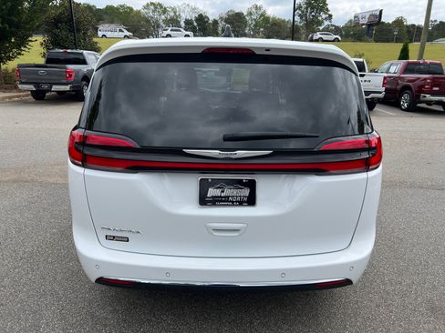 Certified 2024 Chrysler Pacifica Touring-L image 9