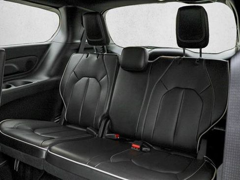 Used 2024 Chrysler Pacifica Premium image 26