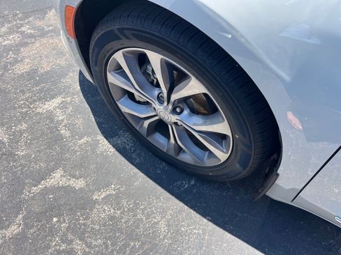 Used 2020 Chrysler Pacifica Limited FWD image 3