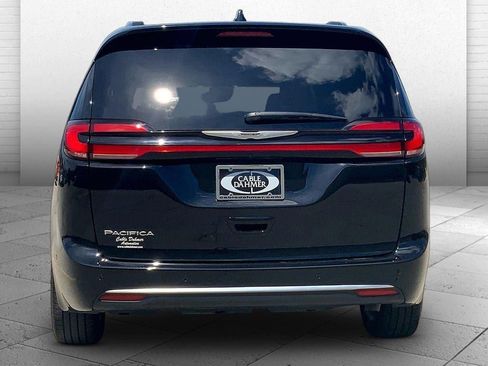 Used 2024 Chrysler Pacifica Pinnacle FWD image 3