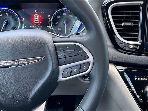 Used 2023 Chrysler Pacifica Touring-L FWD image 14