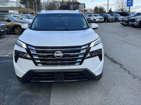 Used 2024 Nissan Rogue SV w/ SV Premium Package image 8