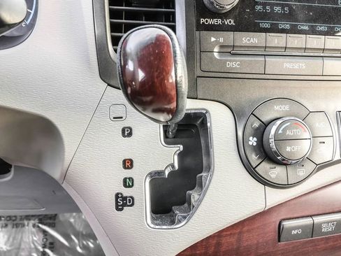 Used 2014 Toyota Sienna XLE image 24