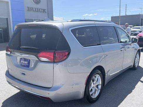Used 2018 Chrysler Pacifica Touring-L Plus w/ Advanced Safetytec Group FWD image 5
