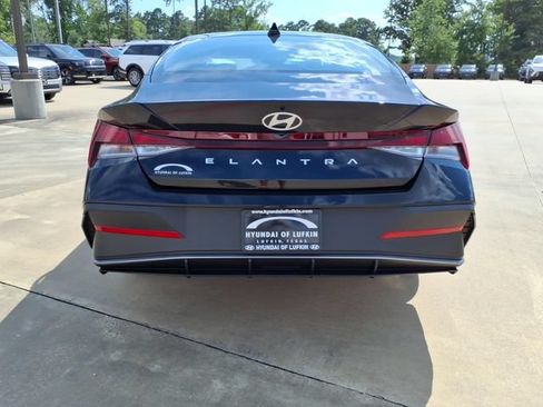 New 2026 Hyundai Elantra SE FWD image 3