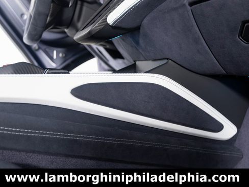 Used 2025 Lamborghini Revuelto image 39
