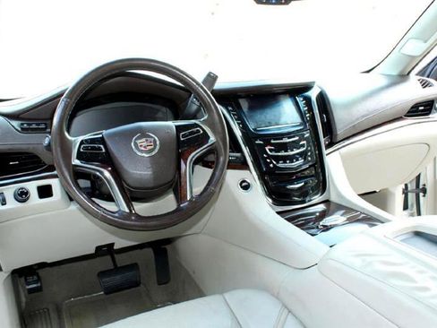 Used 2015 Cadillac Escalade ESV Luxury image 20