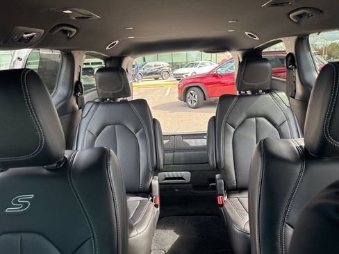 Used 2024 Chrysler Pacifica Touring-L w/ S Appearance Package image 6