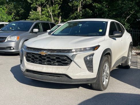Used 2025 Chevrolet Trax LS FWD image 3