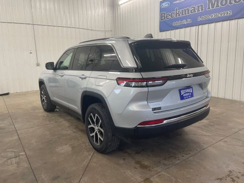 Used 2024 Jeep Grand Cherokee Limited AWD/4WD image 3