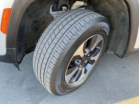 Used 2023 Jeep Grand Cherokee 4WD 4xe image 12