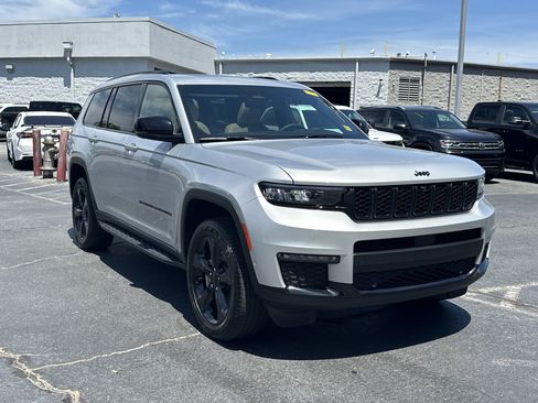 Used 2025 Jeep Grand Cherokee L Limited w/ Luxury Tech Group II AWD/4WD image 2
