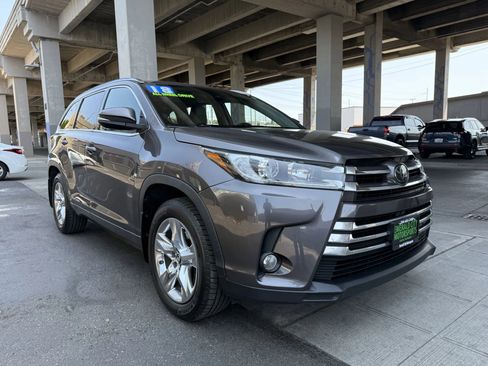 Used 2018 Toyota Highlander Limited image 3