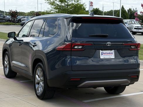 Used 2025 Toyota Grand Highlander FWD image 4