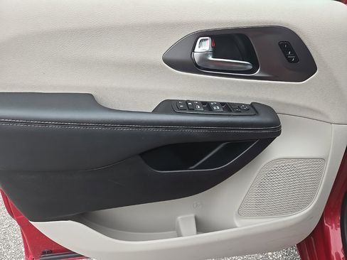 Used 2024 Chrysler Pacifica Touring-L image 12