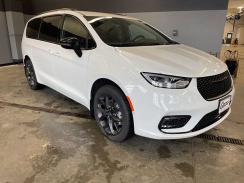 New 2026 Chrysler Pacifica Select w/ S Appearance Package AWD/4WD image 2